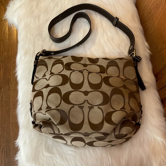 Authentic COACH signature shoulder bag EUC - Picture 2 of 9